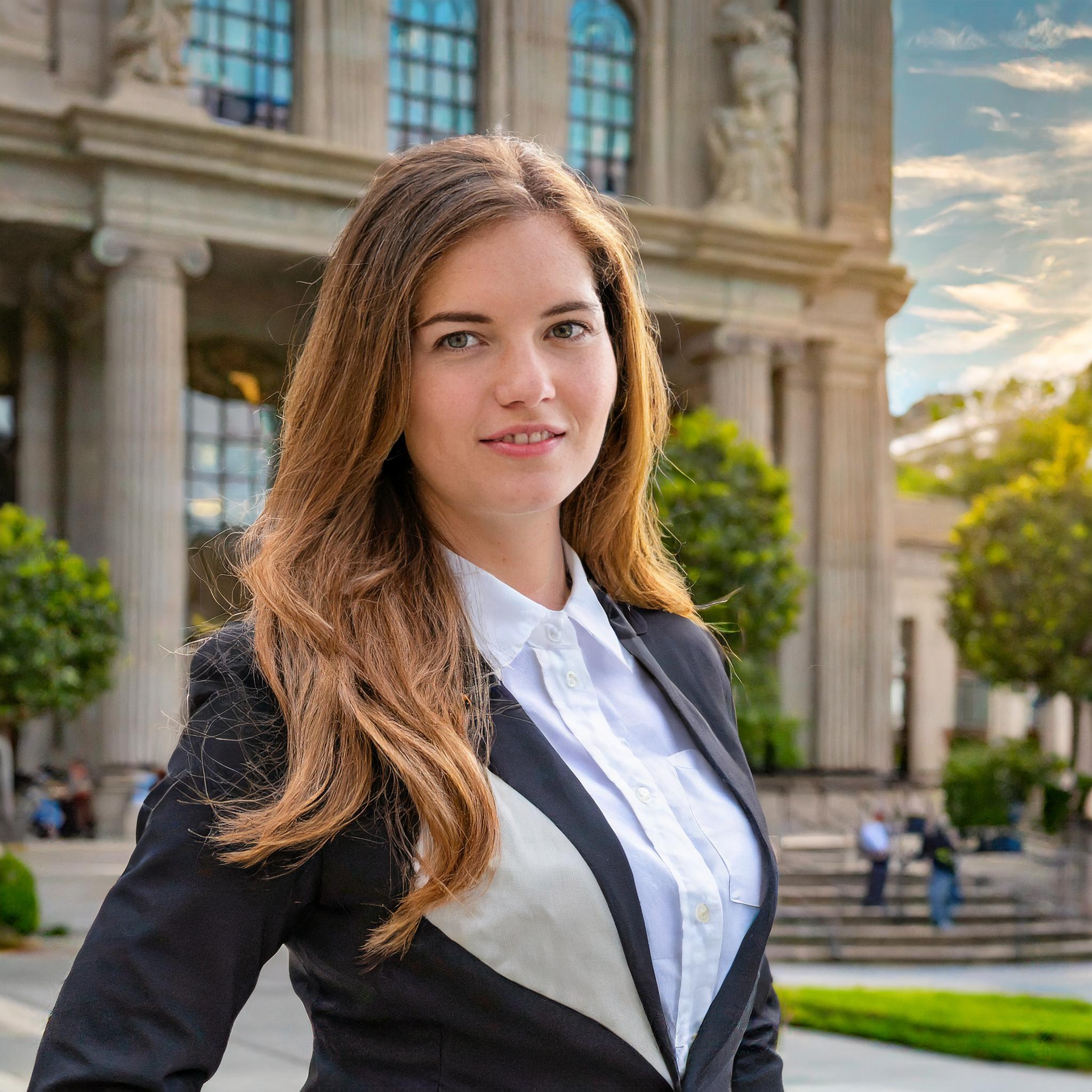 Anna Müller, weibliche Person in klassischer Kleidung